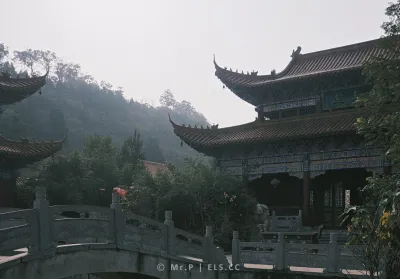 我至深山寻古寺